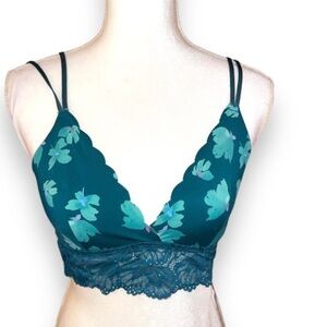 Auden green bralette, adjustable straps and back closing, darted and pretty.